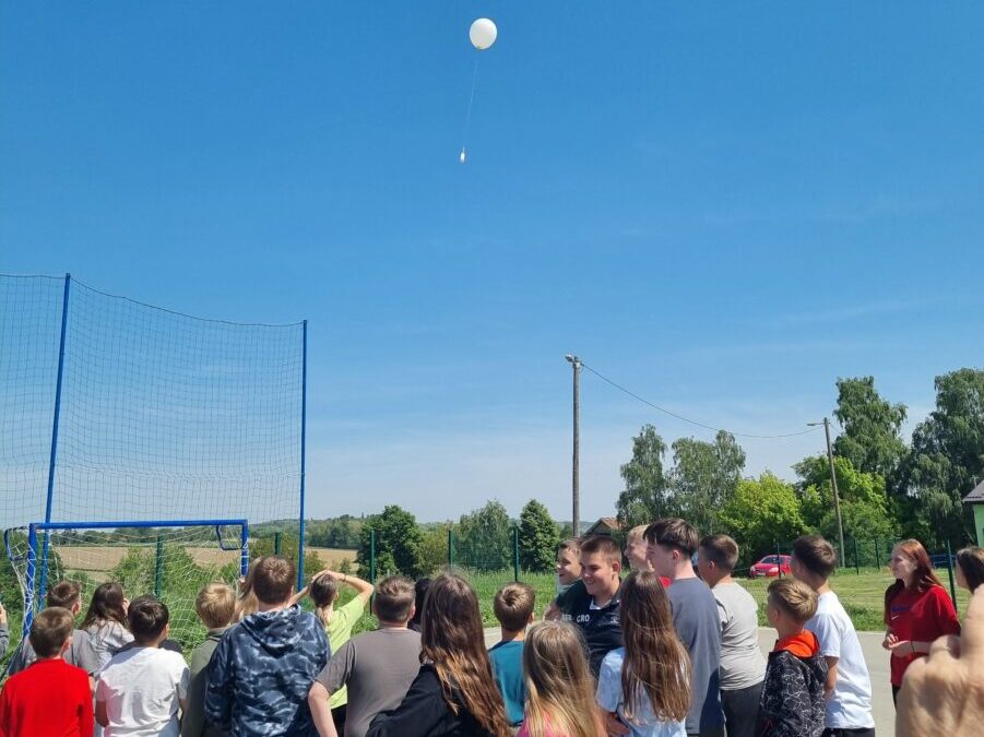 Balon s meteosondom poletio sa igrališta Područne škole Ciglena